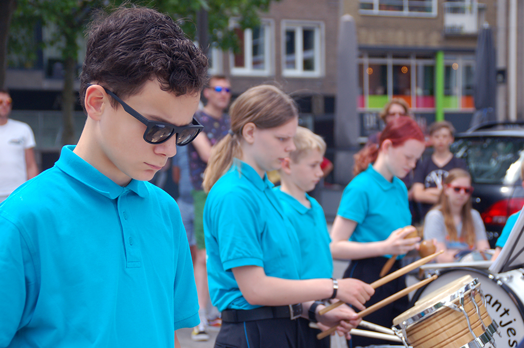 Jongen die muziek maakt bij jeugdorkest De Stefaantjes in Nijmegen